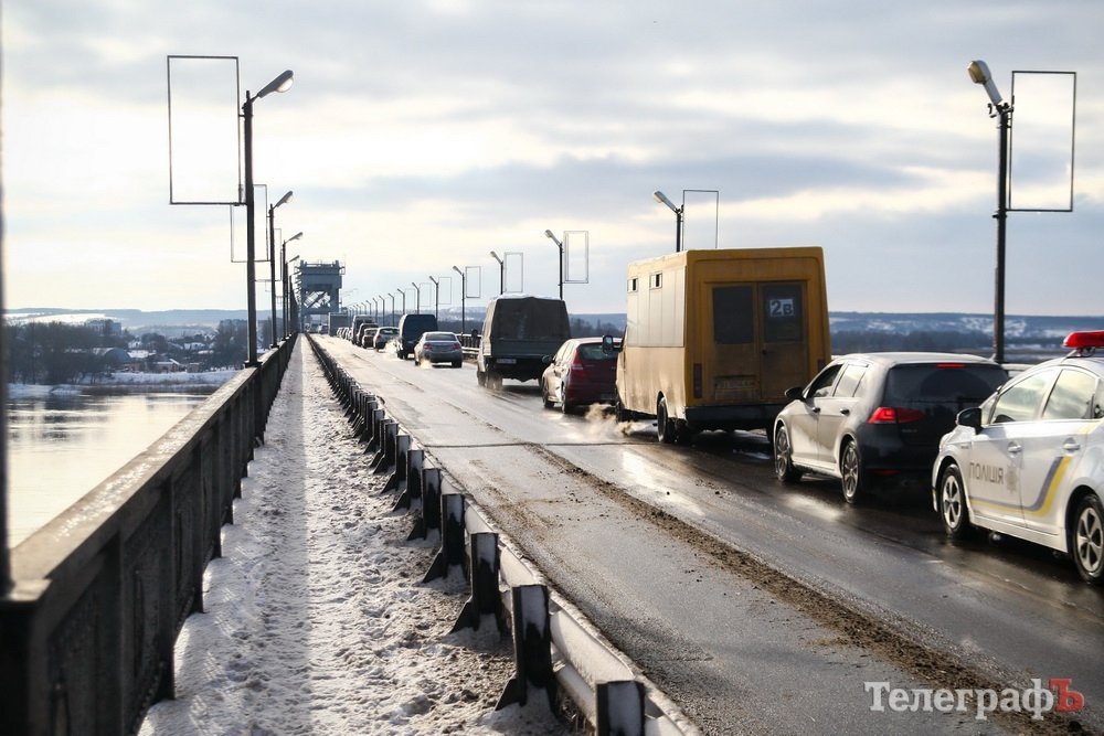 В Кременчуге на Крюковском мосту ДТП: столкнулось три автомобиля В Кременчуге на Крюковском мосту ДТП: столкнулось три автомобиля