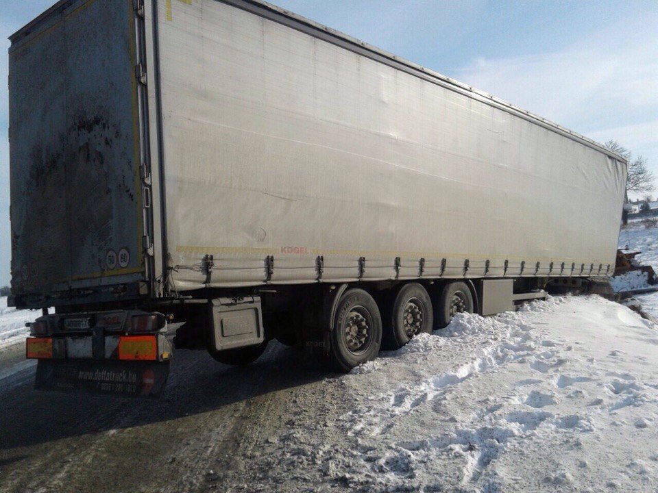 Кременчугские спасатели вытаскивали фуру из кювета в Потоках Кременчугские спасатели вытаскивали фуру из кювета в Потоках