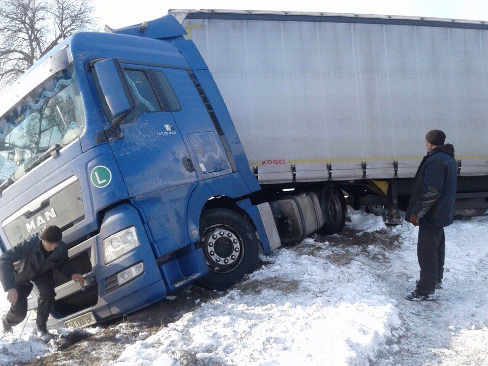 Кременчугские спасатели вытаскивали фуру из кювета в Потоках Кременчугские спасатели вытаскивали фуру из кювета в Потоках