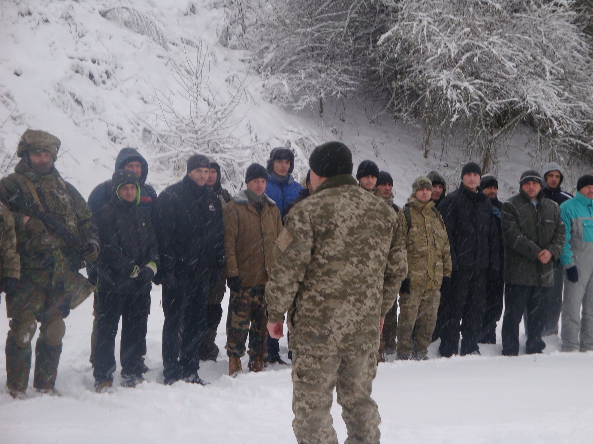 Под Кременчугом военнослужащие устроили праздничную стрельбу Под Кременчугом военнослужащие устроили праздничную стрельбу