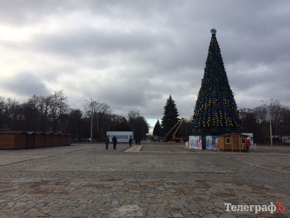 На площади Победы монтируют Рождественский городок и украшают живые елки На площади Победы монтируют Рождественский городок и украшают живые елки