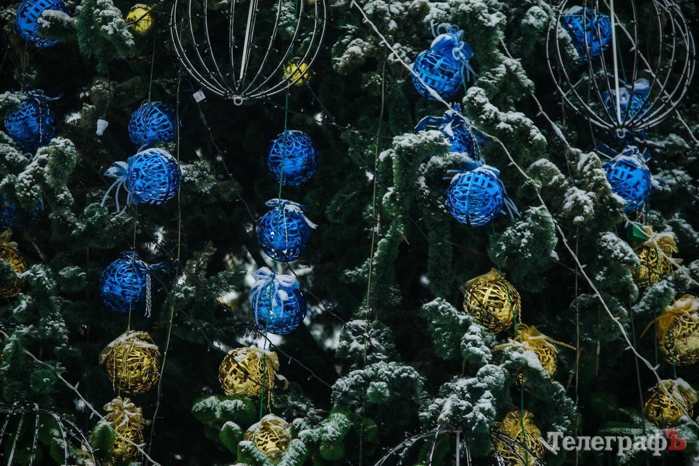 Светящийся флаг и домики на площади: предпраздничный Кременчуг становится все красивее Светящийся флаг и домики на площади: предпраздничный Кременчуг становится все красивее