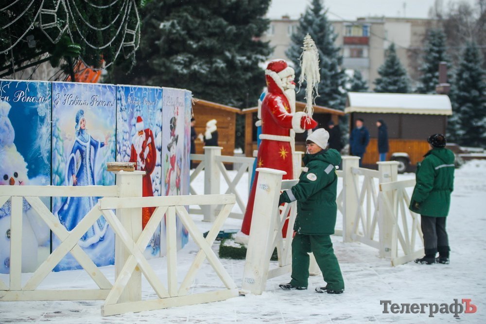 Светящийся флаг и домики на площади: предпраздничный Кременчуг становится все красивее Светящийся флаг и домики на площади: предпраздничный Кременчуг становится все красивее