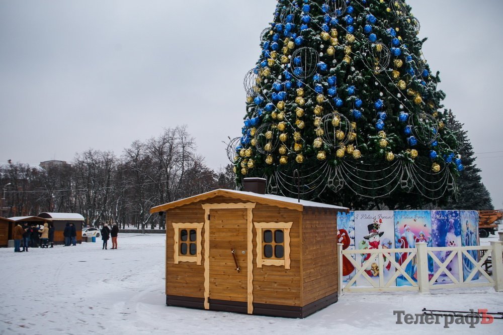 Светящийся флаг и домики на площади: предпраздничный Кременчуг становится все красивее Светящийся флаг и домики на площади: предпраздничный Кременчуг становится все красивее