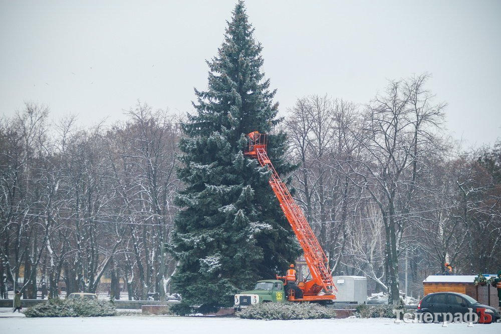 Светящийся флаг и домики на площади: предпраздничный Кременчуг становится все красивее Светящийся флаг и домики на площади: предпраздничный Кременчуг становится все красивее