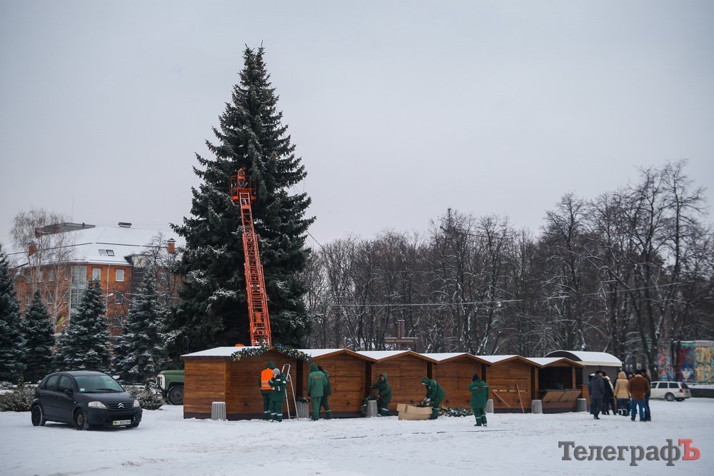 Светящийся флаг и домики на площади: предпраздничный Кременчуг становится все красивее Светящийся флаг и домики на площади: предпраздничный Кременчуг становится все красивее