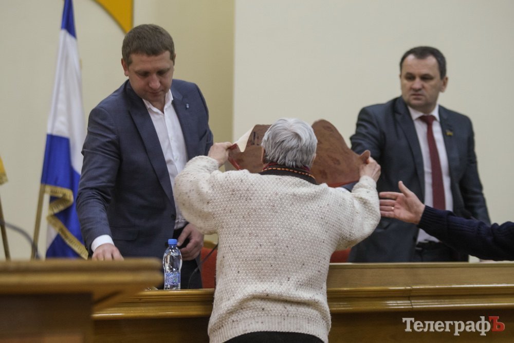 Сессия Кременчугского горсовета 23 декабря: «теплое» обращение в Кабмин и запрет поборов в школах Сессия Кременчугского горсовета 23 декабря: «теплое» обращение в Кабмин и запрет поборов в школах