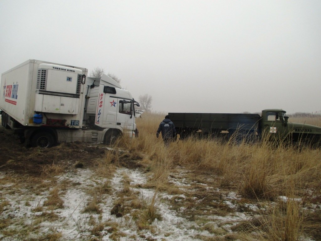 Под Кременчугом спасатели вытаскивали из кювета фуру Под Кременчугом спасатели вытаскивали из кювета фуру
