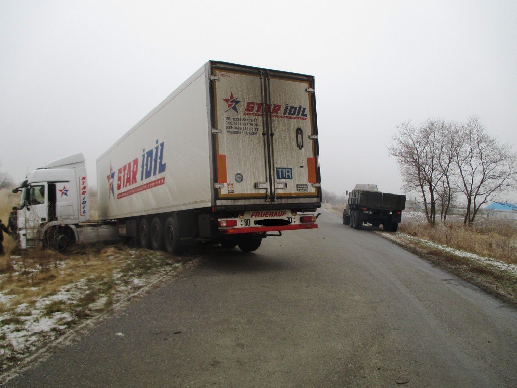 Под Кременчугом спасатели вытаскивали из кювета фуру Под Кременчугом спасатели вытаскивали из кювета фуру