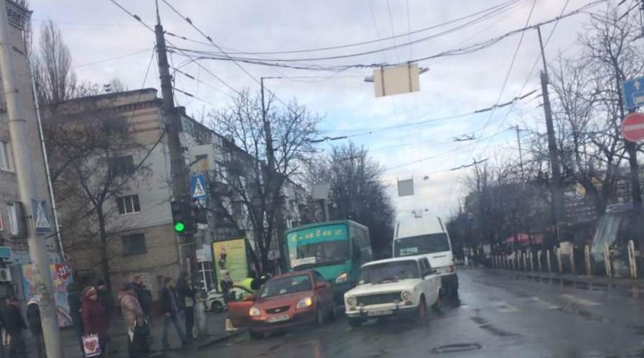 В Кременчуге маршрутка въехала в легковушку: центр «стал» В Кременчуге маршрутка въехала в легковушку: центр «стал»