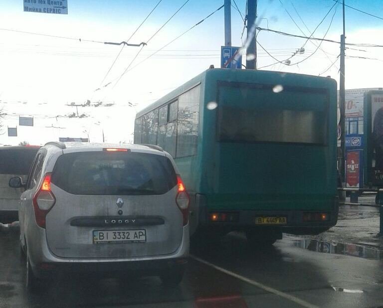 В Кременчуге маршрутка въехала в легковушку: центр «стал» В Кременчуге маршрутка въехала в легковушку: центр «стал»