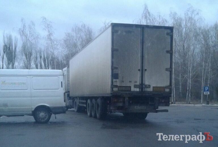 В Кременчуге на ул. В. Пугачёва грузовик столкнулся с легковушкой В Кременчуге на ул. В. Пугачёва грузовик столкнулся с легковушкой