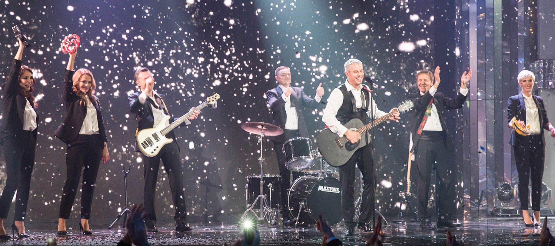 Огоньки, талант-шоу, мюзикл и бокс: что покажут по ТВ на новогодний уикенд Огоньки, талант-шоу, мюзикл и бокс: что покажут по ТВ на новогодний уикенд