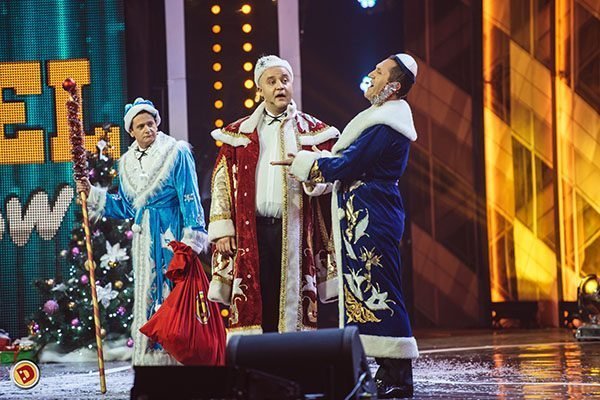 Огоньки, талант-шоу, мюзикл и бокс: что покажут по ТВ на новогодний уикенд Огоньки, талант-шоу, мюзикл и бокс: что покажут по ТВ на новогодний уикенд