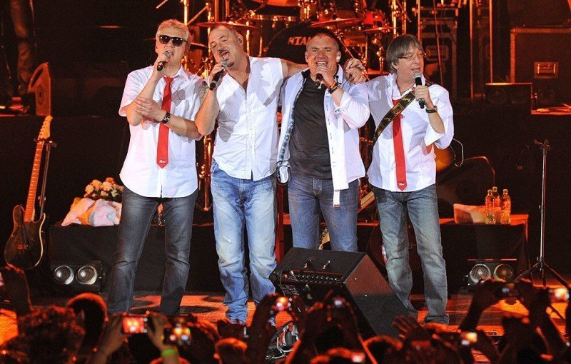 Огоньки, талант-шоу, мюзикл и бокс: что покажут по ТВ на новогодний уикенд Огоньки, талант-шоу, мюзикл и бокс: что покажут по ТВ на новогодний уикенд