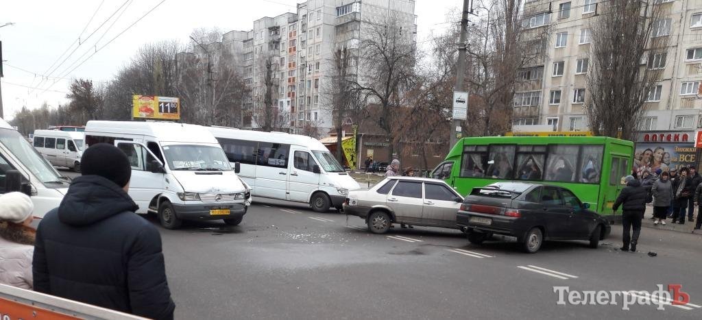 В Кременчуге на Молодежном ДТП: движение транспорта затруднено В Кременчуге на Молодежном ДТП: движение транспорта затруднено