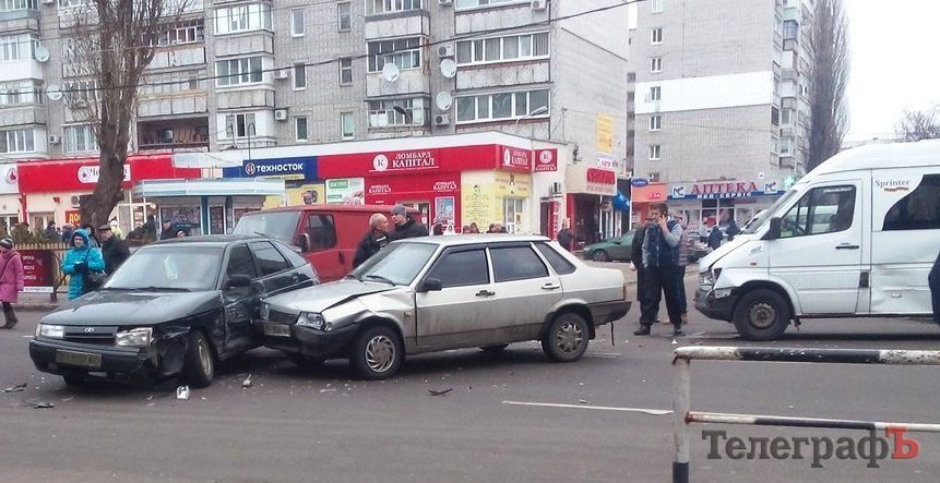 В Кременчуге на Молодежном ДТП: движение транспорта затруднено В Кременчуге на Молодежном ДТП: движение транспорта затруднено