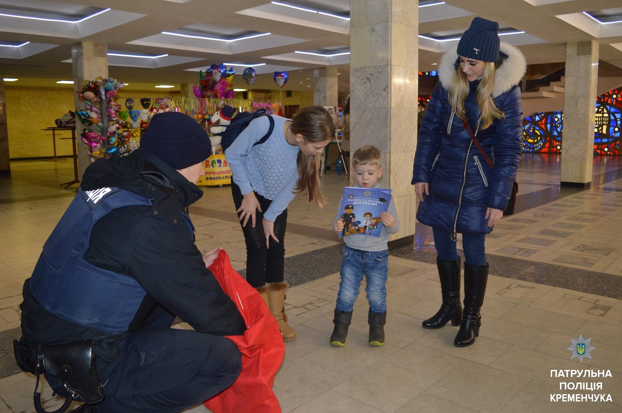 Подарунки від копів: кременчуцькі патрульні привітали дітей на вулицях з Новим роком Подарунки від копів: кременчуцькі патрульні привітали дітей на вулицях з Новим роком