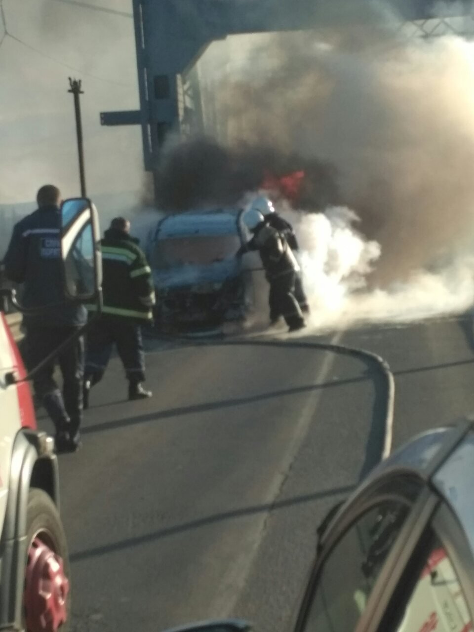 В Кременчуге на мосту cгорела машина В Кременчуге на мосту cгорела машина