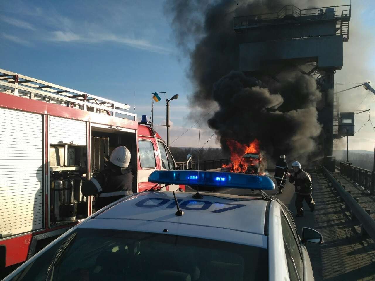 В Кременчуге на мосту cгорела машина В Кременчуге на мосту cгорела машина