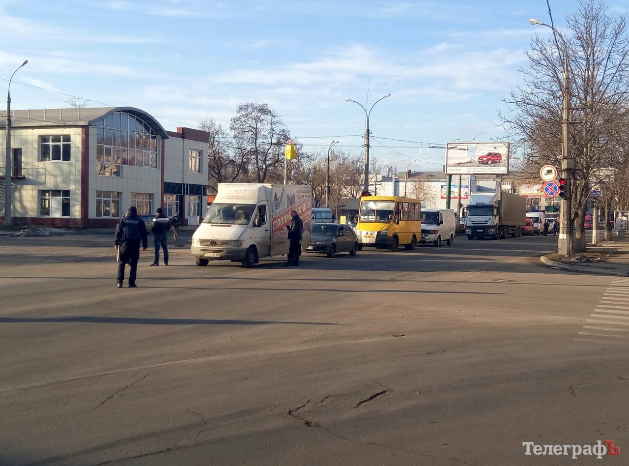 В Кременчуге на мосту cгорела машина В Кременчуге на мосту cгорела машина