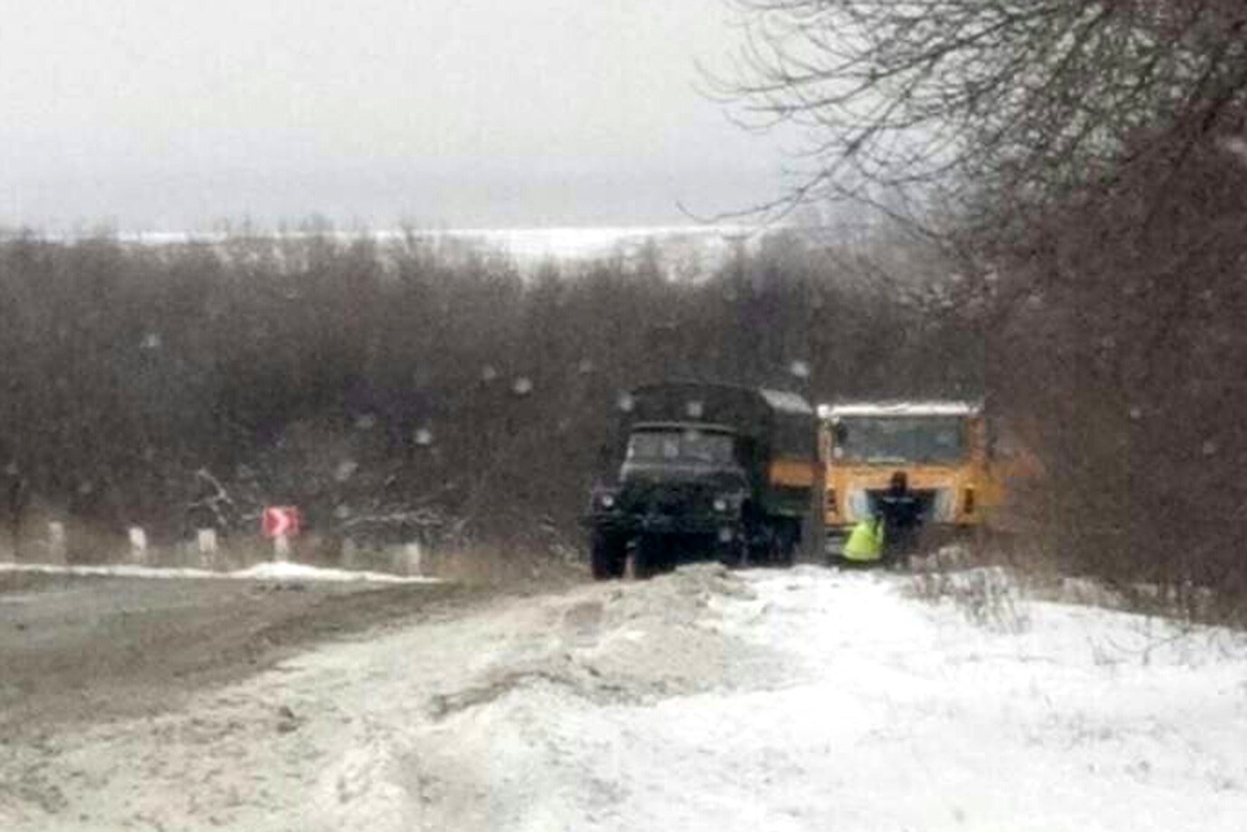 Кременчугские спасатели тягали фуры в Каменных Потоках Кременчугские спасатели тягали фуры в Каменных Потоках