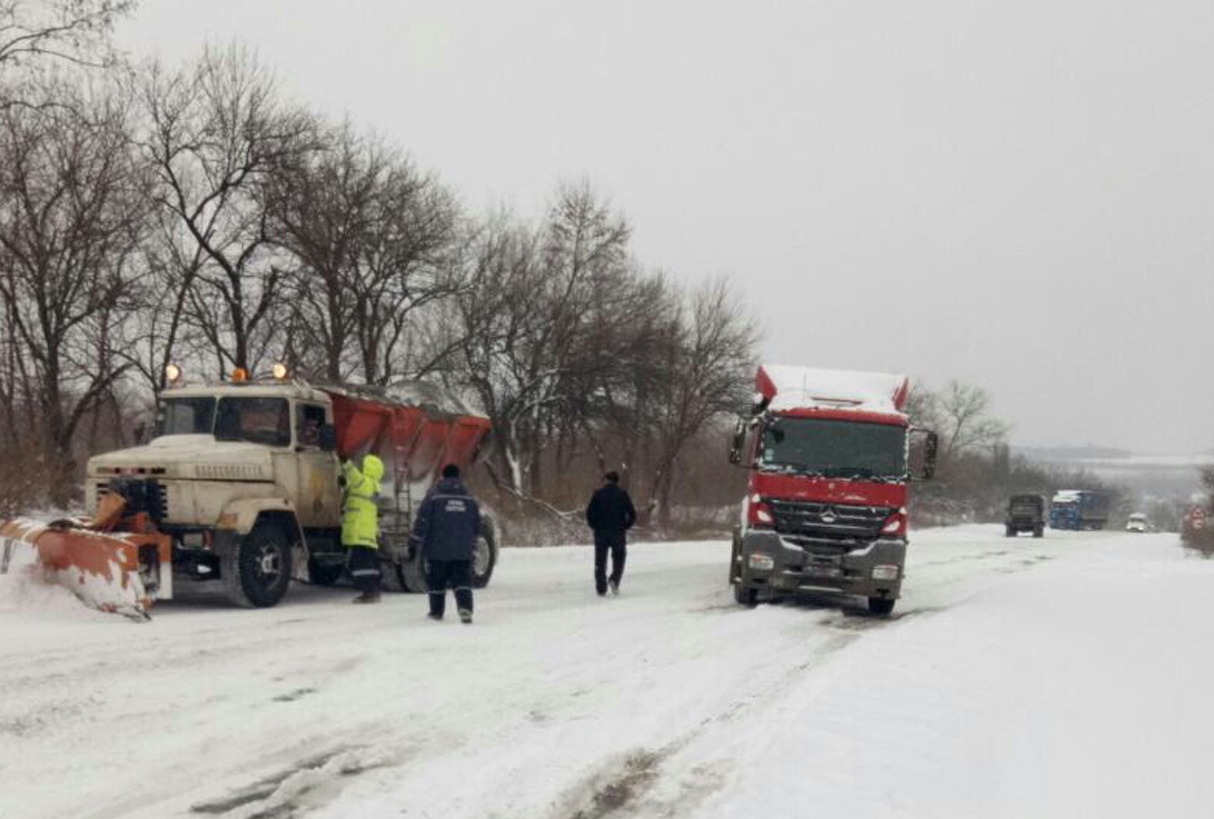 Кременчугские спасатели тягали фуры в Каменных Потоках Кременчугские спасатели тягали фуры в Каменных Потоках