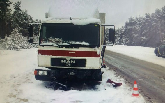 На Полтавщине столкнулись фура и «легковушка»: два человека в больнице На Полтавщине столкнулись фура и «легковушка»: два человека в больнице
