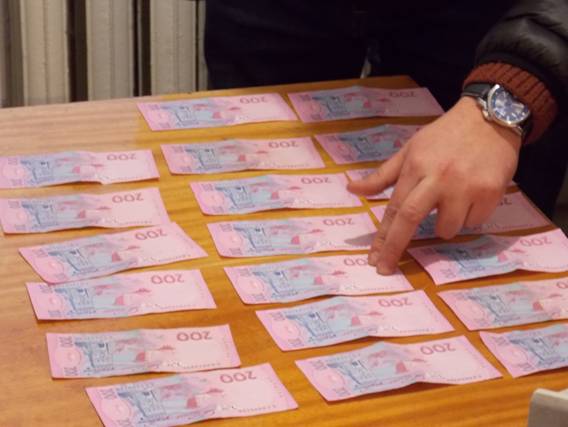 На Полтавщине задержали предпринимателя, который пытался дать взятку полицейскому На Полтавщине задержали предпринимателя, который пытался дать взятку полицейскому