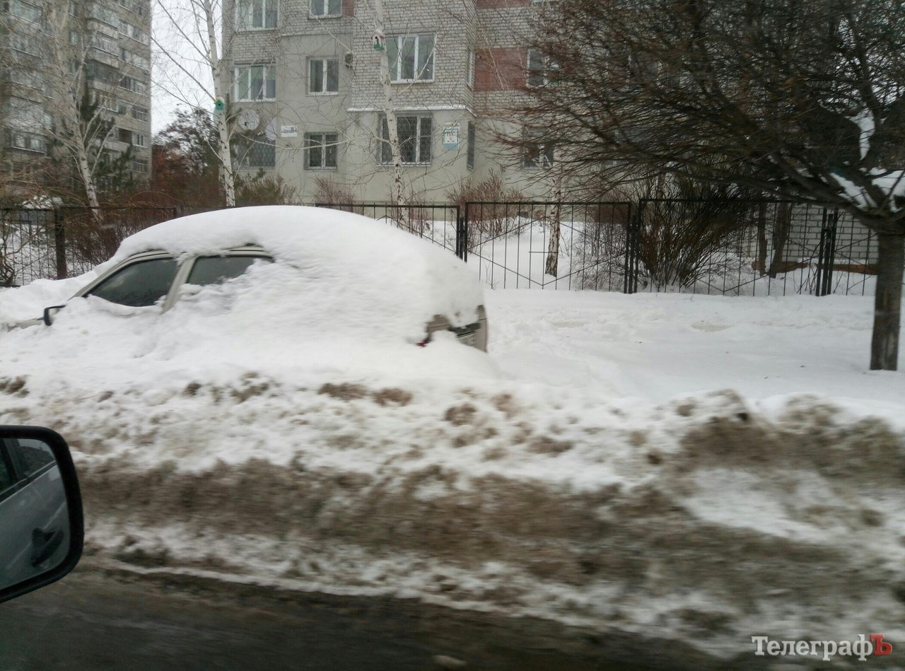 Кременчугские улицы украшают памятники из машин, закованных в сугробы Кременчугские улицы украшают памятники из машин, закованных в сугробы