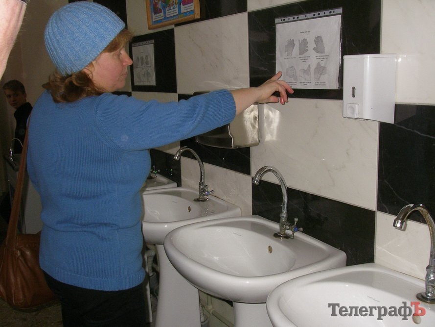 Директор 11-го лицея Быкова подозревает депутата Сидерку в вымогательстве «чего-то материального» Директор 11-го лицея Быкова подозревает депутата Сидерку в вымогательстве «чего-то материального»