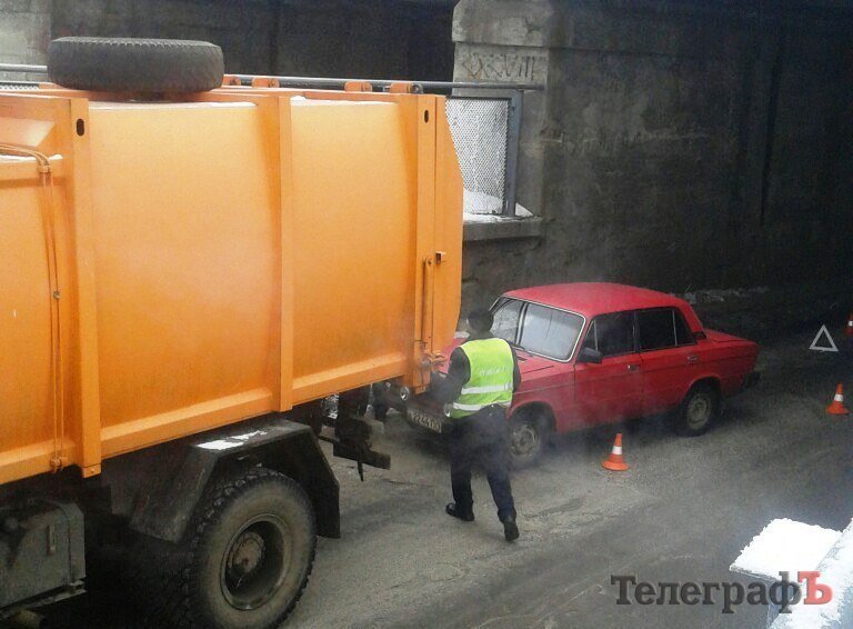 В Кременчуге авария под мостом на ул. Ярмарочной – собралась пробка В Кременчуге авария под мостом на ул. Ярмарочной – собралась пробка