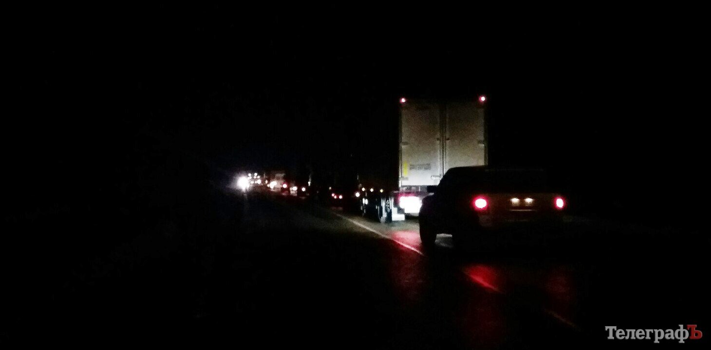 Под Кременчугом из-за скользкой дороги остановилось движение транспорта Под Кременчугом из-за скользкой дороги остановилось движение транспорта