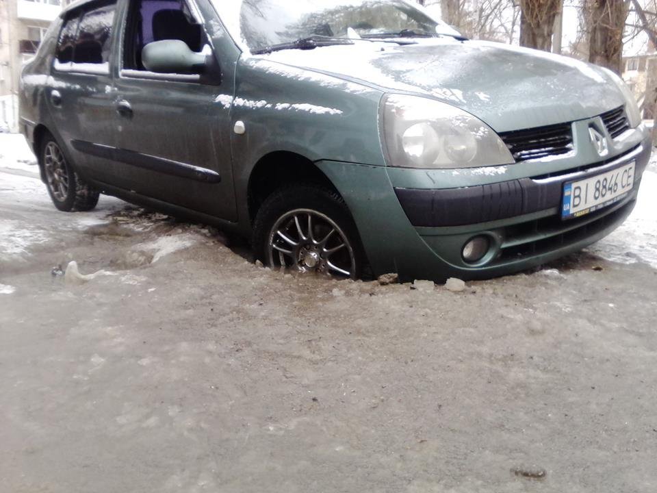 У кременчужанина забрали права за то, что он во дворе въехал колесом в яму У кременчужанина забрали права за то, что он во дворе въехал колесом в яму