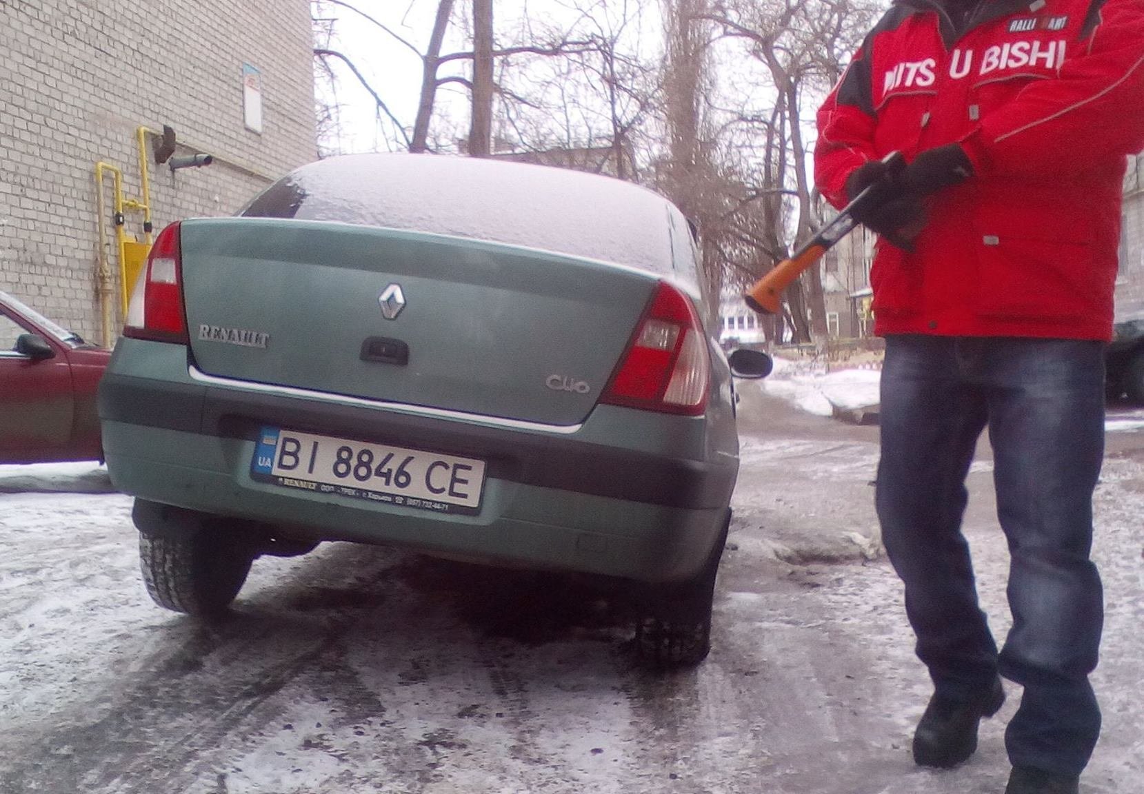 У кременчужанина забрали права за то, что он во дворе въехал колесом в яму У кременчужанина забрали права за то, что он во дворе въехал колесом в яму