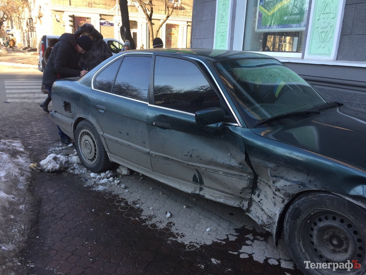 В центре Кременчуга прямо возле Сбербанка столкнулись BMW и Matiz В центре Кременчуга прямо возле Сбербанка столкнулись BMW и Matiz