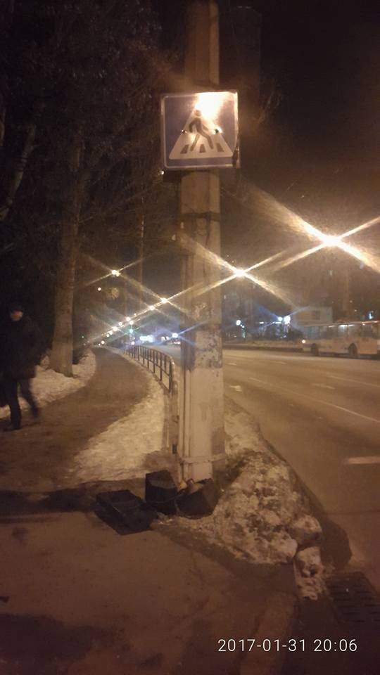 Дикі люди: у Кременчуці невідомі відірвали світлофор Дикі люди: у Кременчуці невідомі відірвали світлофор