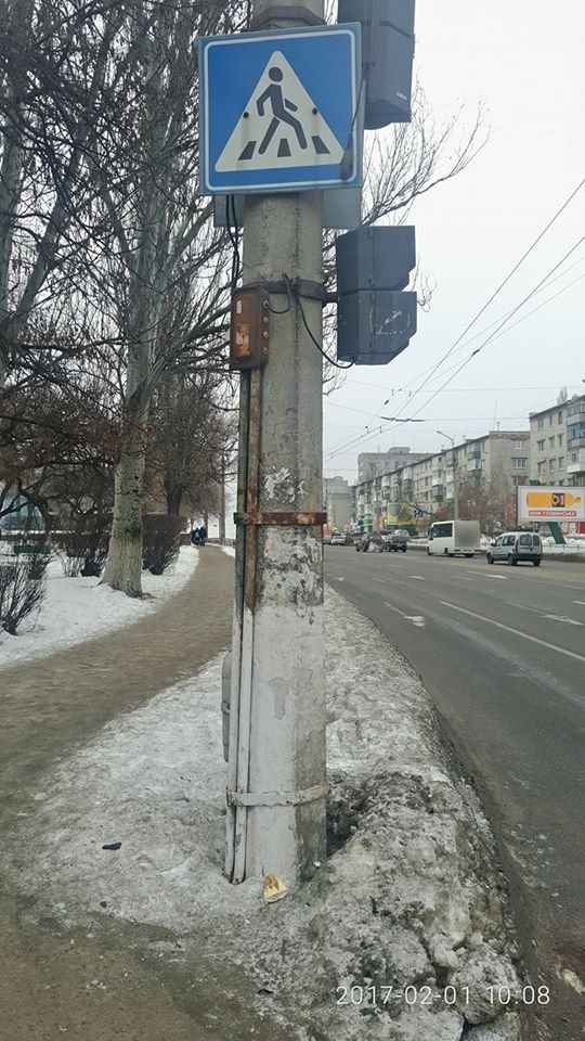 Дикі люди: у Кременчуці невідомі відірвали світлофор Дикі люди: у Кременчуці невідомі відірвали світлофор