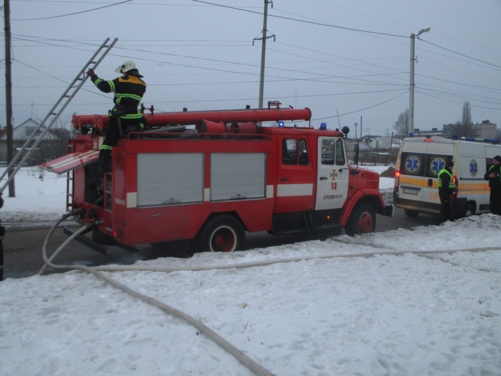 Кременчужанин, пытавшийся потушить огонь до приезда пожарных, получил ожоги руки Кременчужанин, пытавшийся потушить огонь до приезда пожарных, получил ожоги руки