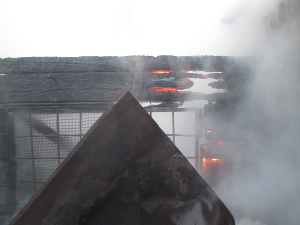 Кременчужанин, пытавшийся потушить огонь до приезда пожарных, получил ожоги руки Кременчужанин, пытавшийся потушить огонь до приезда пожарных, получил ожоги руки