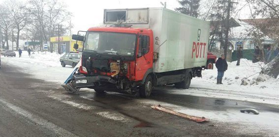 На Полтавщине легковушка въехала «в лоб» грузовику: один человек погиб, один в больнице На Полтавщине легковушка въехала «в лоб» грузовику: один человек погиб, один в больнице