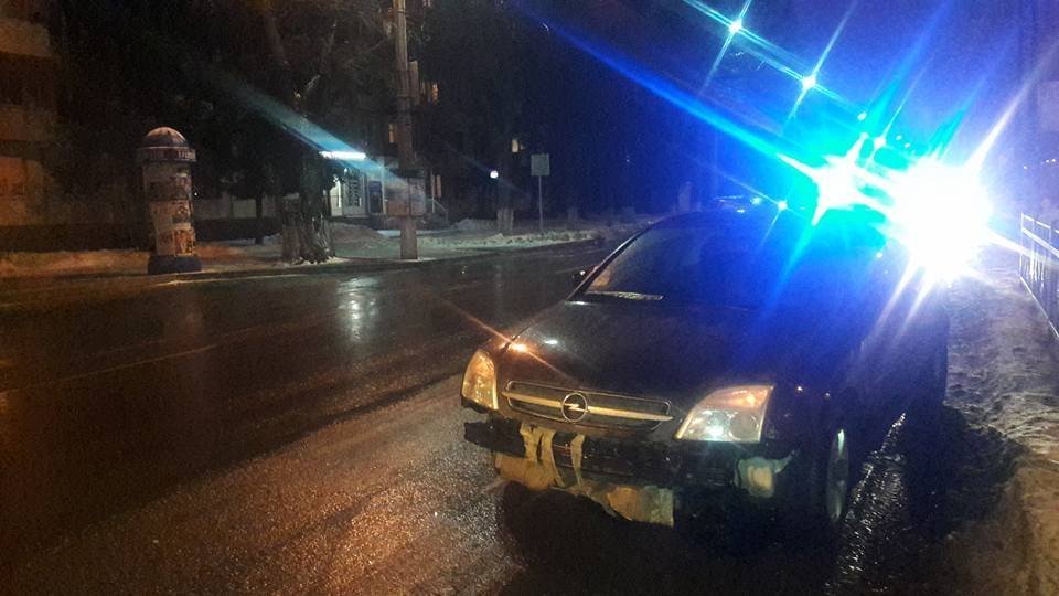 В Кременчуге на пешеходном переходе автомобиль сбил молодую девушку В Кременчуге на пешеходном переходе автомобиль сбил молодую девушку