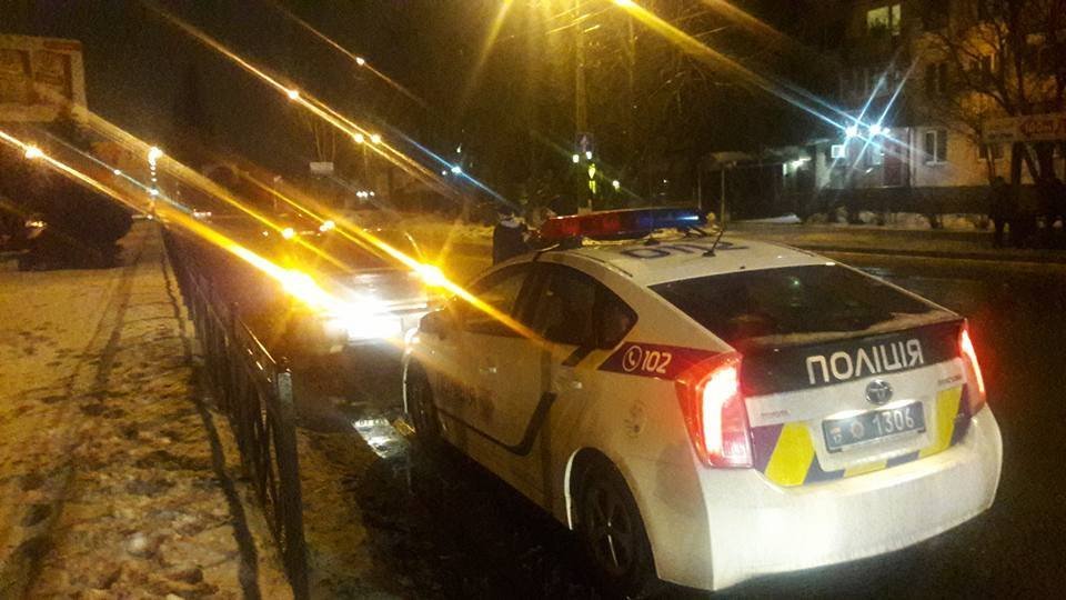 В Кременчуге на пешеходном переходе автомобиль сбил молодую девушку В Кременчуге на пешеходном переходе автомобиль сбил молодую девушку