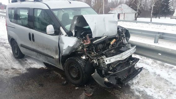 На Полтавщине легковушка въехала в маршрутку с пассажирами: 2 человека в больнице На Полтавщине легковушка въехала в маршрутку с пассажирами: 2 человека в больнице