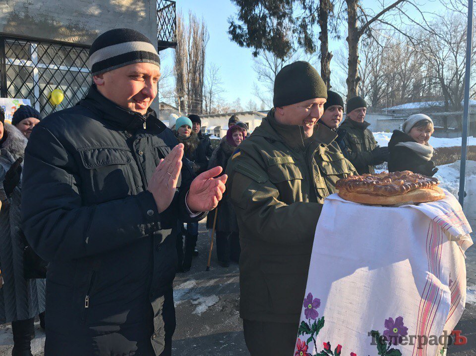 «Папочка, я так ждал!»: нацгвардейцы Кременчуга вернулись из зоны АТО «Папочка, я так ждал!»: нацгвардейцы Кременчуга вернулись из зоны АТО