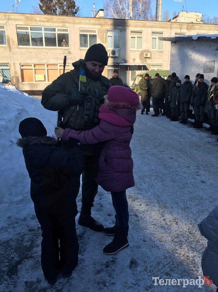 «Папочка, я так ждал!»: нацгвардейцы Кременчуга вернулись из зоны АТО «Папочка, я так ждал!»: нацгвардейцы Кременчуга вернулись из зоны АТО