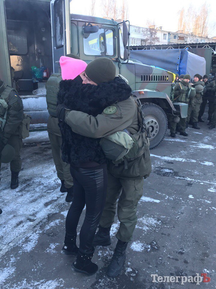 «Папочка, я так ждал!»: нацгвардейцы Кременчуга вернулись из зоны АТО «Папочка, я так ждал!»: нацгвардейцы Кременчуга вернулись из зоны АТО