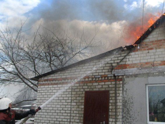 Под Кременчугом из-за короткого замыкания горел дом Под Кременчугом из-за короткого замыкания горел дом