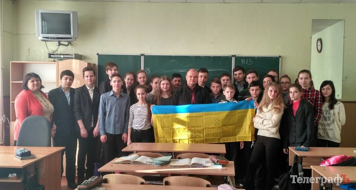 Прем'єр-міністр України підписав прапор кременчуцьким школярам Прем'єр-міністр України підписав прапор кременчуцьким школярам