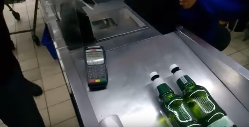 В Кременчуге активисты купили пиво в АТБ и вылили его на пол прямо в магазине В Кременчуге активисты купили пиво в АТБ и вылили его на пол прямо в магазине